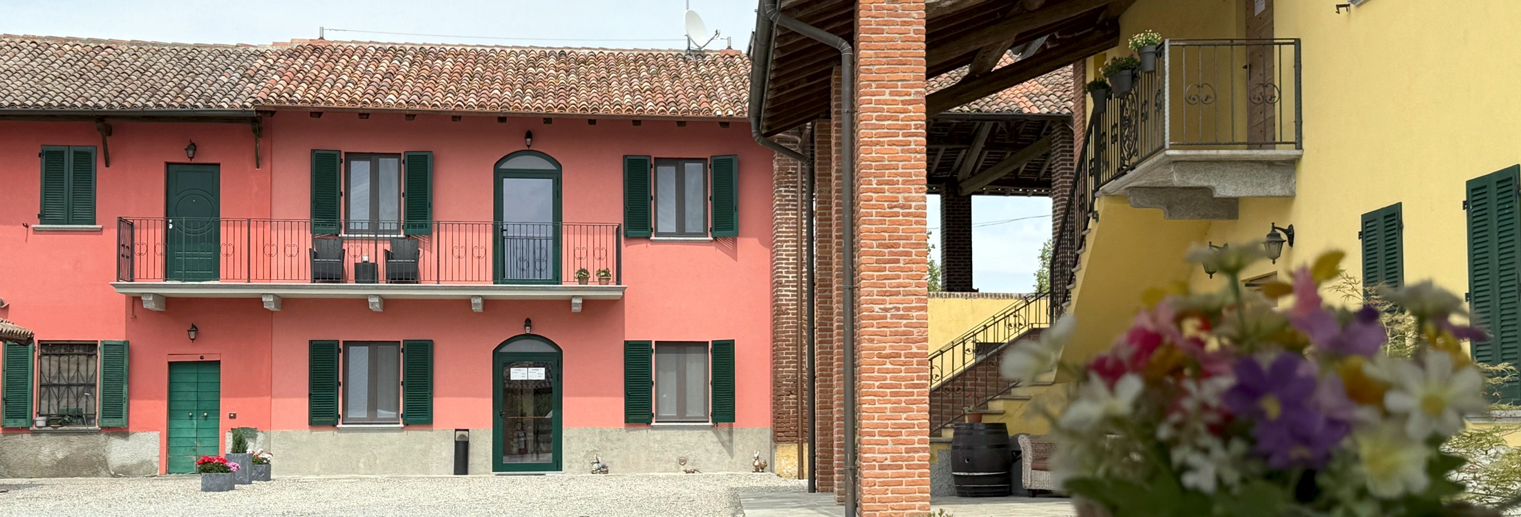 b&b-cascina-la-palazzina-cortile-tavolo